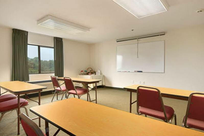 Super 8 By Wyndham Bedford Hotel Kemudahan gambar